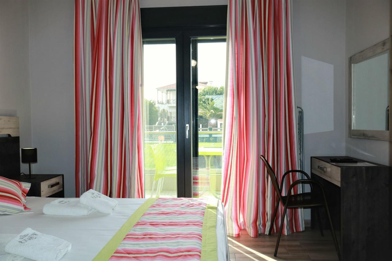 Paramithi Luxury Apartments Nikiti  Eksteriør billede
